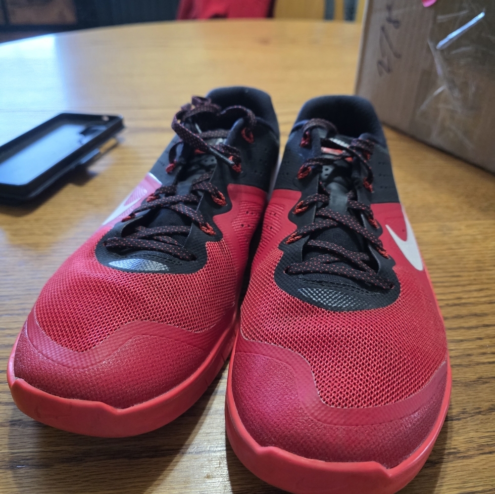 Nike Metcon Size 10 Men Red and Black Athletic Training Shoes